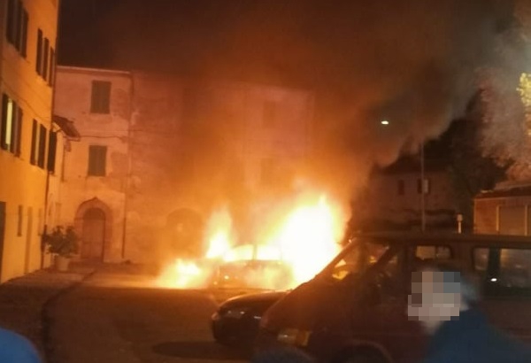 auto in fiamme umbertide