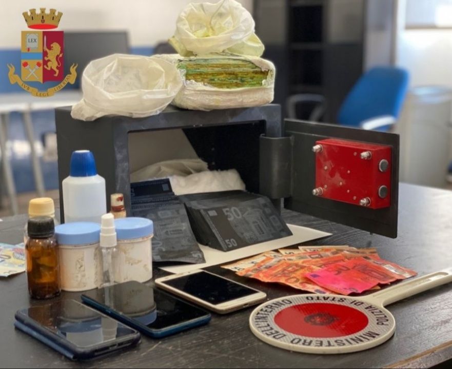 Vende kit per trasformare carta bianca in banconote, truffatore africano inganna cinese