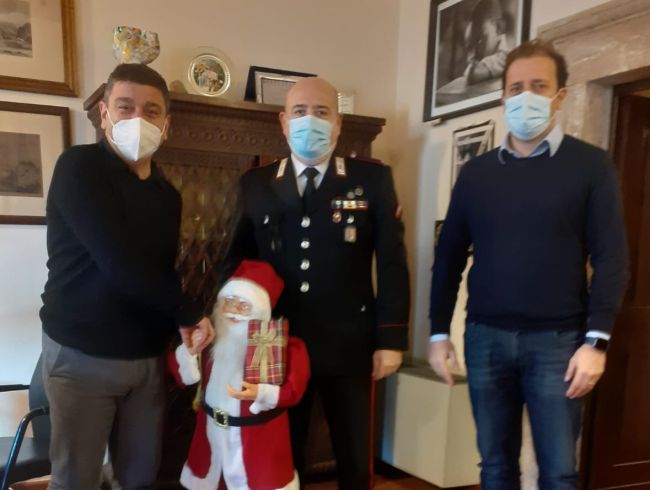 Furto di Babbo Natale, denunciate due studentesse