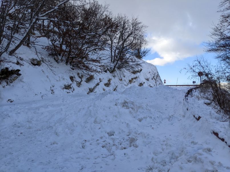 Neve copiosa sui Sibillini, spazzaneve in azione ma “chiude” la strada di accesso a Forca Canapine