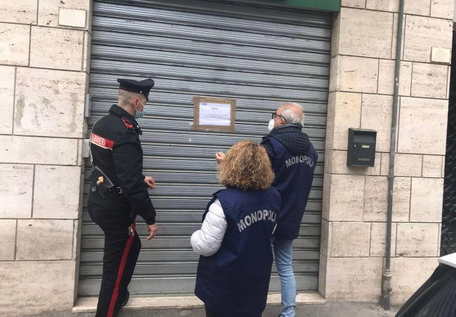 Dogane e carabinieri chiudono sala scommesse frequentata da minorenni