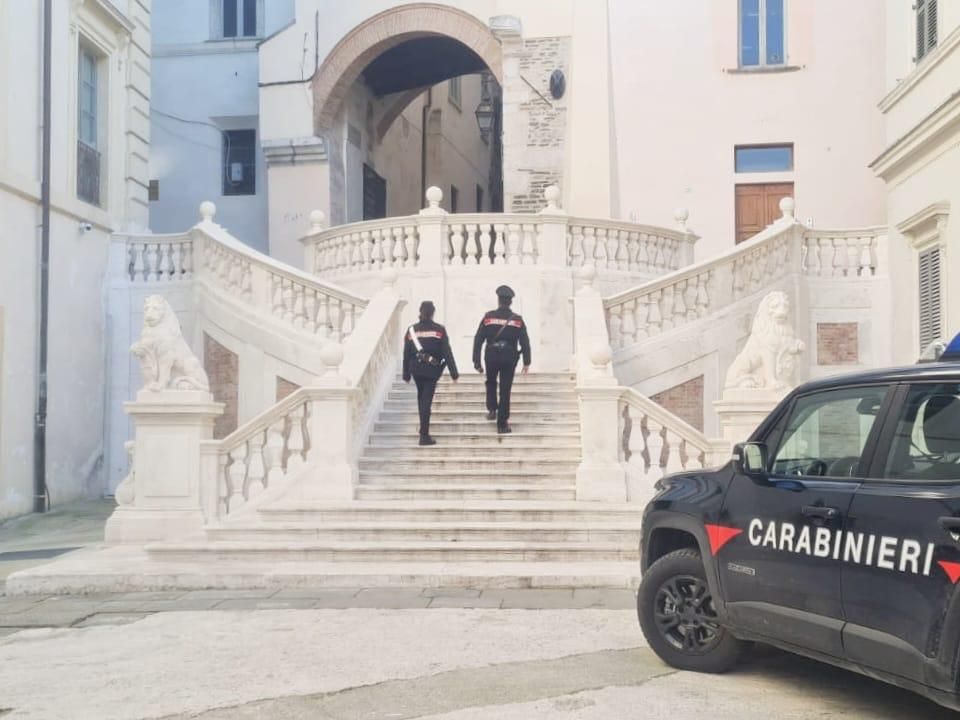 Finisce in carcere per furto, ricettazione e uso improprio di carte di credito