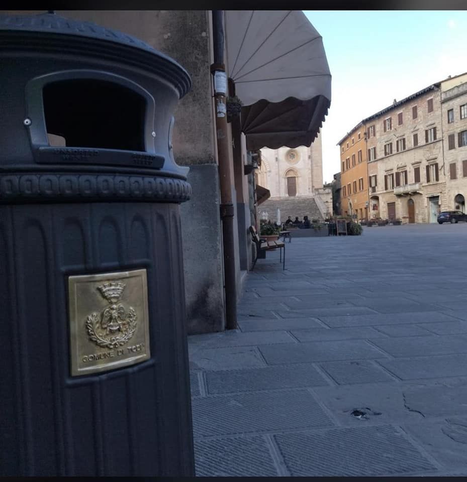Arrivano 20 cestini dei rifiuti nuovi per il centro storico di Todi