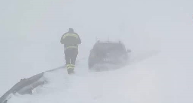 Auto bloccata nella neve, due 20enni intrappolati tutta la notte sul Monte Cucco