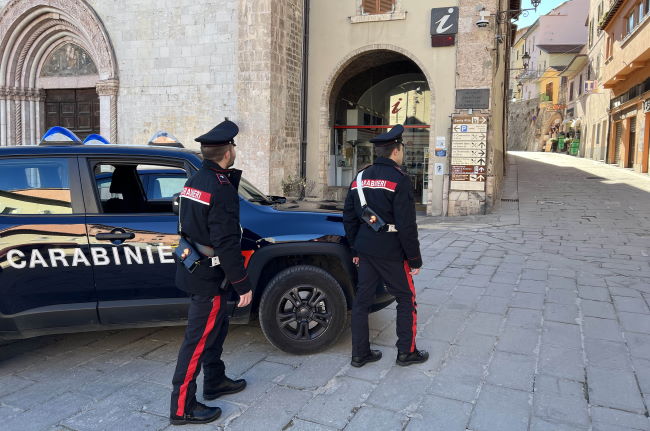 Acquista online sneakers di marca ma arrivano stivali di gomma | Giovane casciano truffato