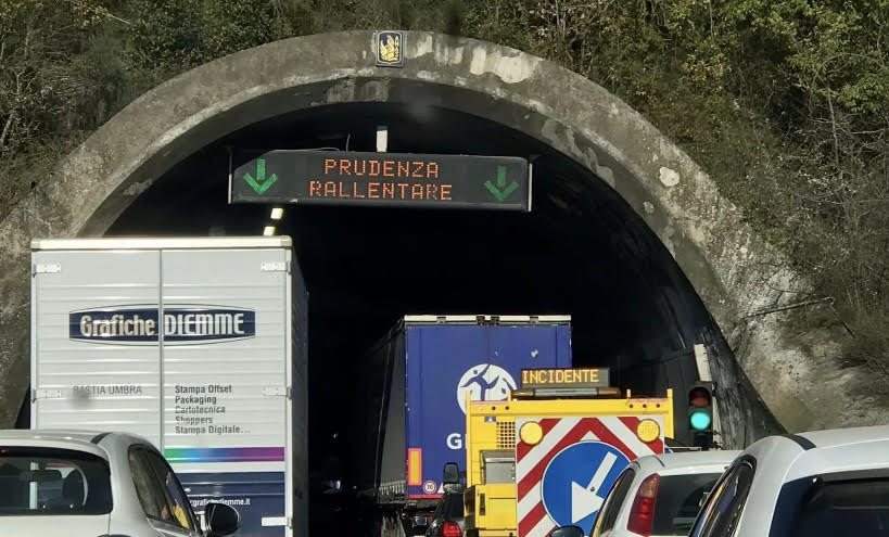 Tamponamento sul Raccordo, coda in galleria