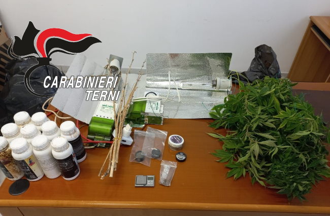 Allaccia alla corrente abusivamente casa sua e della madre, scoperto dopo lo sfratto