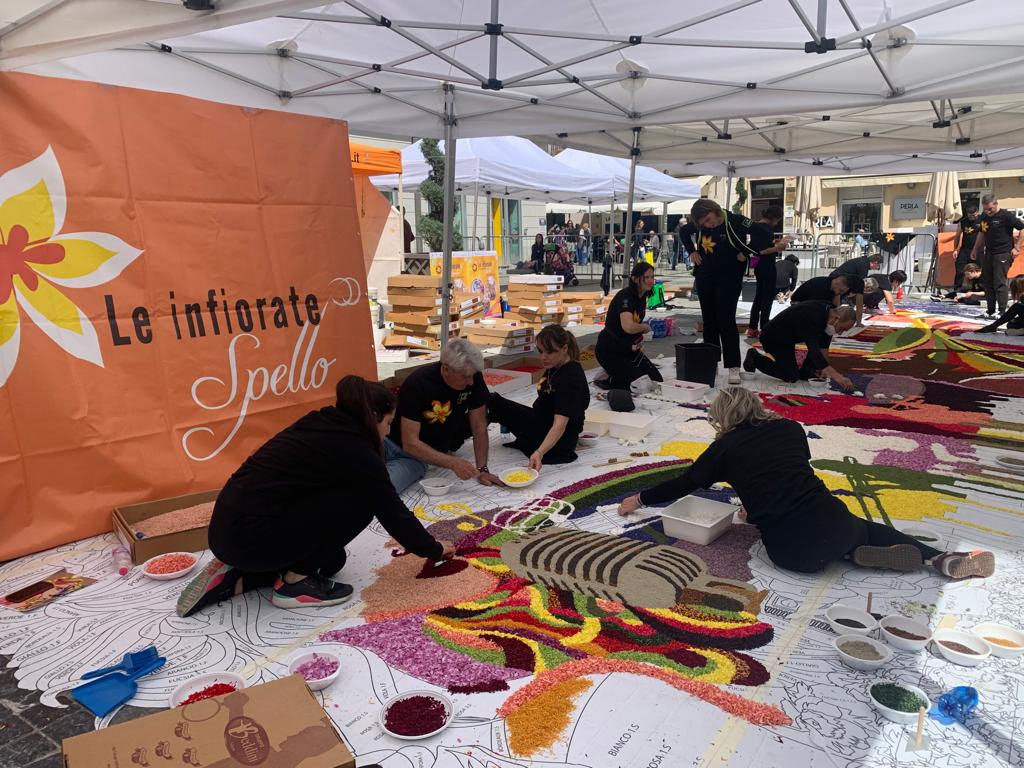 Gli infioratori di Spello ospiti speciali a Sanremo con una maxi infiorata musicale