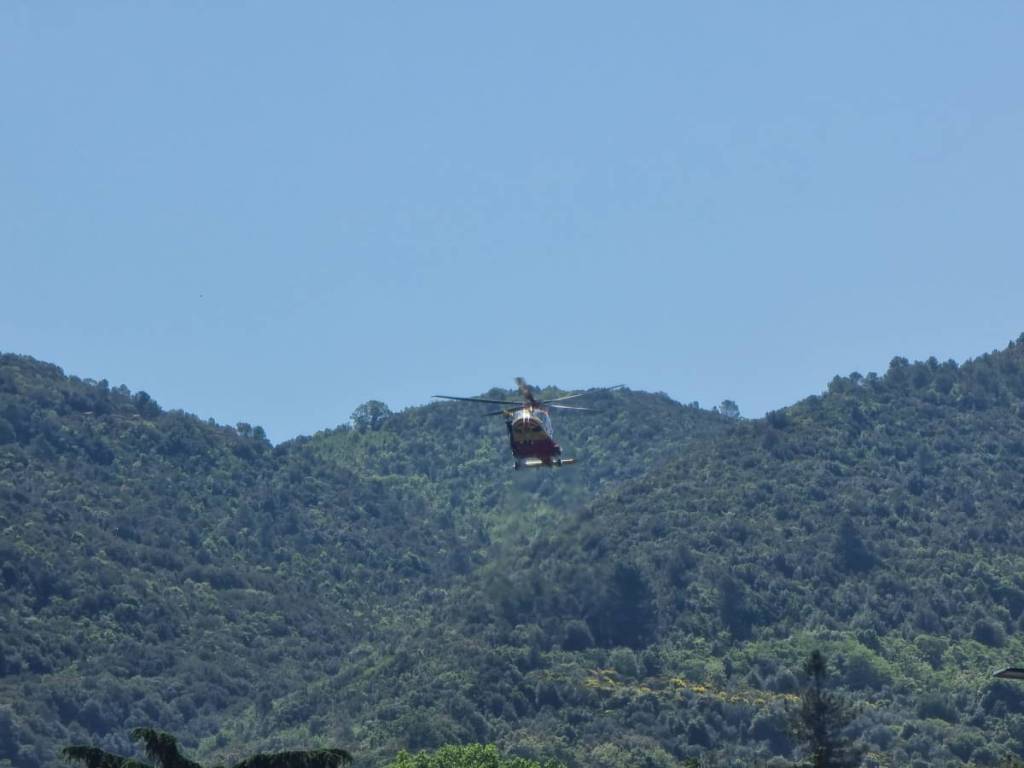 Cade in un dirupo durante battuta di caccia, giovane soccorso in elicottero | Foto e video