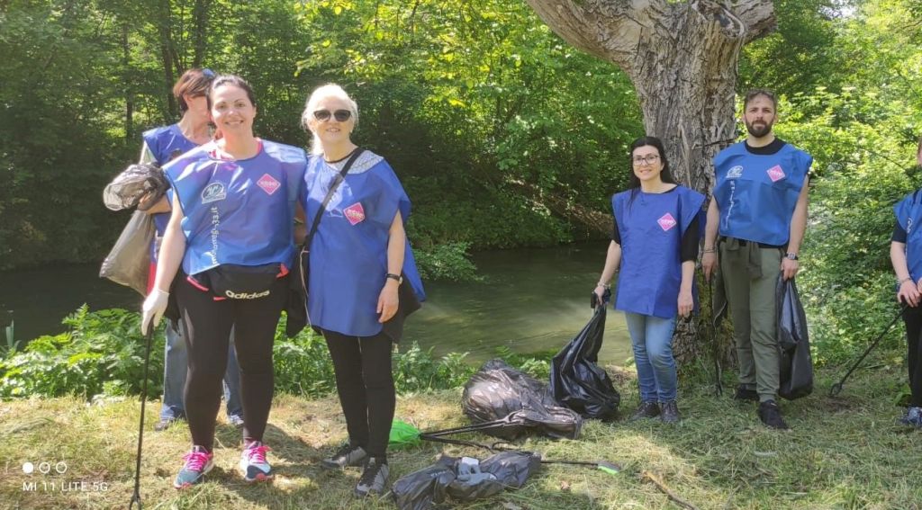 Tanti volontari sulla ex SpoletoNorcia per raccogliere rifiuti abbandonati