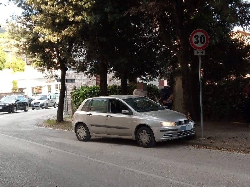 Finisce contro un albero in viale della Rimembranza, 23enne in ospedale