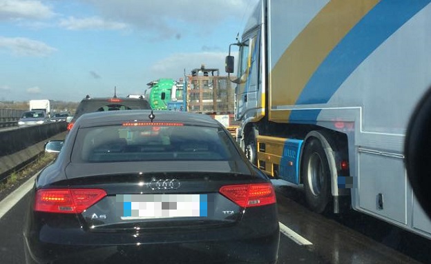Tir in panne fermo lungo E45, Polizia evita il peggio | Traffico in tilt per un’ora