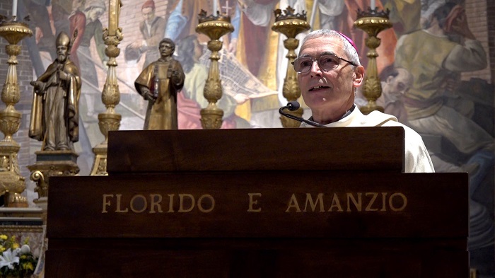 “Grazie Domenico” Per la prima volta nella storia Consiglio comunale saluterà vescovo uscente