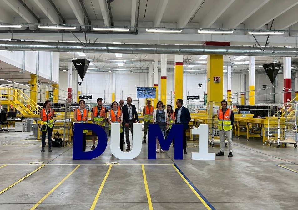 “Amazon, lavoro e aiuto alle piccole imprese”: la visita nel Centro di Magone