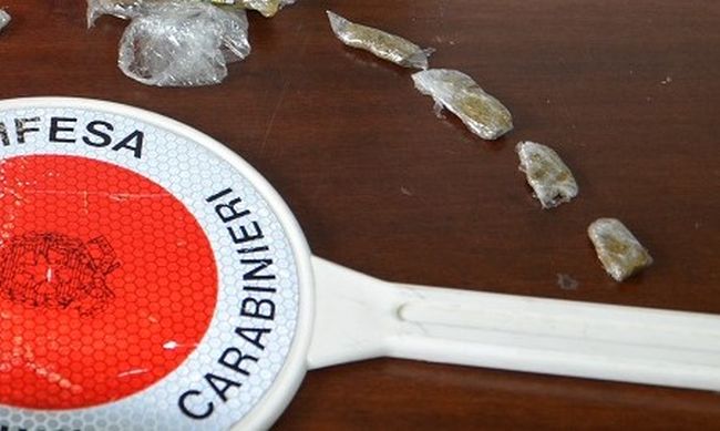 Pusher in monopattino per spacciare cocaina | Fermato dopo breve fuga
