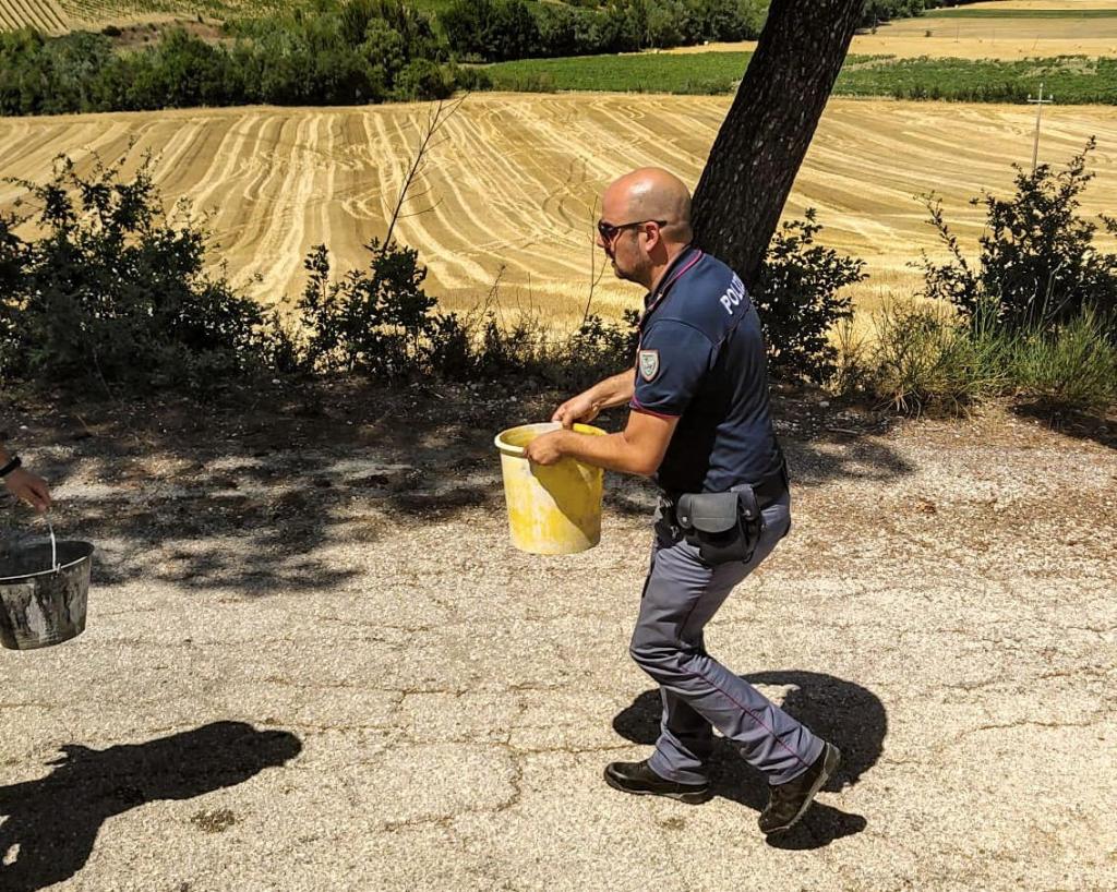 Incendio a Uncinano, polizia con i secchi aiuta gli abitanti in attesa dei vigili del fuoco