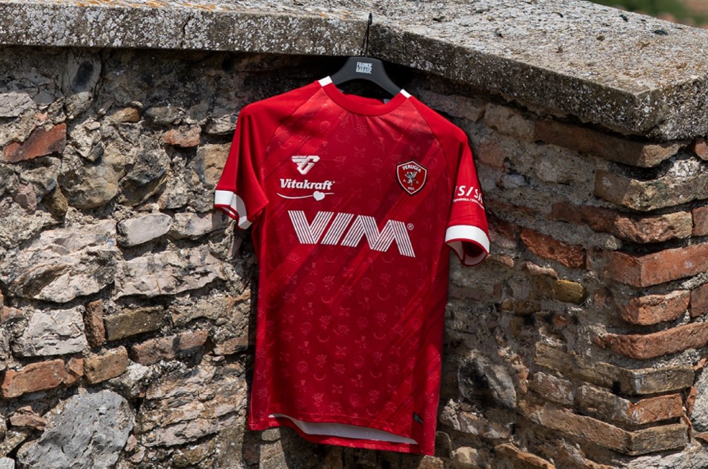 Grifo e simboli dei 5 Rioni, la maglia del Perugia è un omaggio alla storia