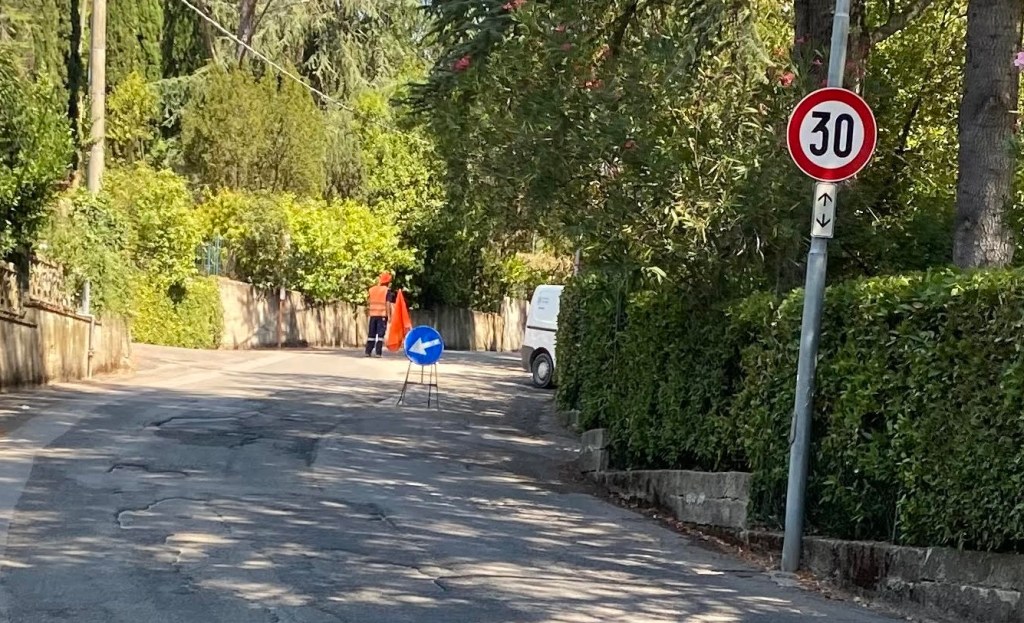 Buco alla conduttura sotto la strada, l’acqua esce tutta la notte