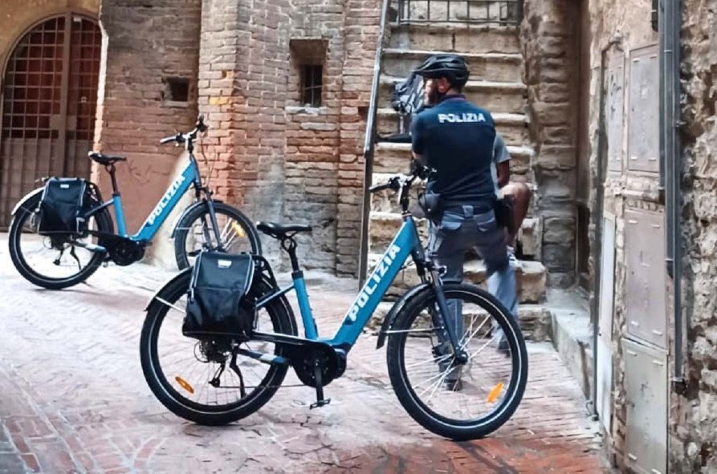 poliziotti in bici