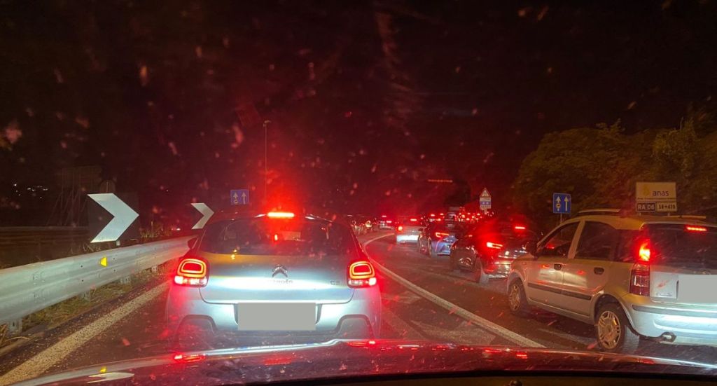 Guasto a camion carico di auto, traffico bloccato verso Perugia