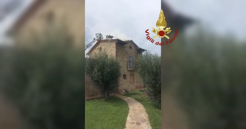 Fulmine su una casa provoca incendio VIDEO