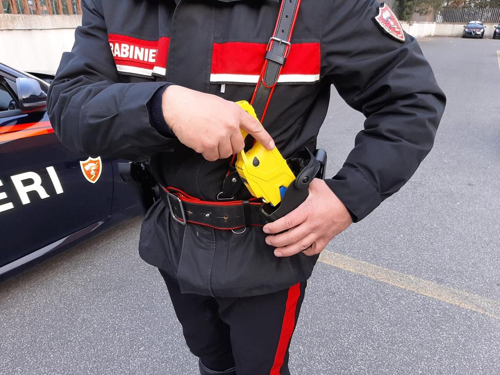 Perde la calma in Comune e aggredisce anche i carabinieri: arrestato 50enne