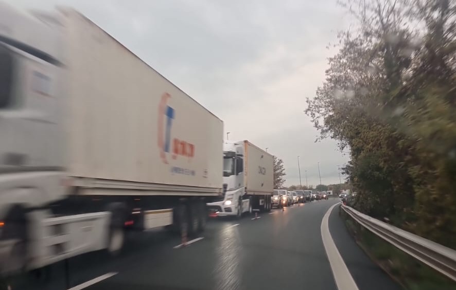 Tamponamento in galleria sul raccordo, traffico in tilt verso Perugia