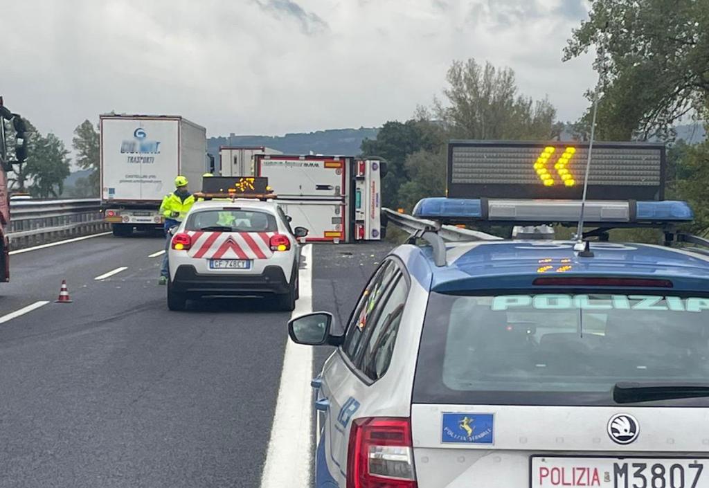 Autocarro si ribalta in autostrada, rallentamenti verso Roma