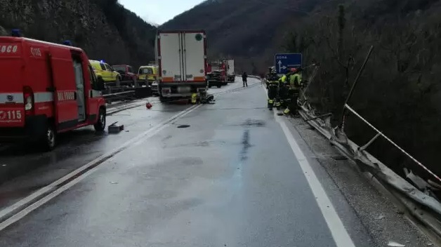 incidente flaminia camionista muore