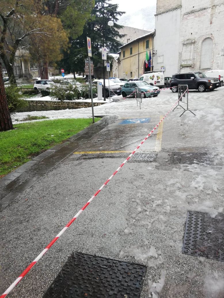 Maltempo, modificata la viabilità a Piazza Campello per caduta rami