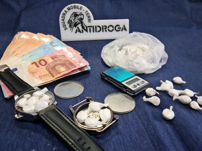 Terni, cocaina nell’orologio da spacciare in residence