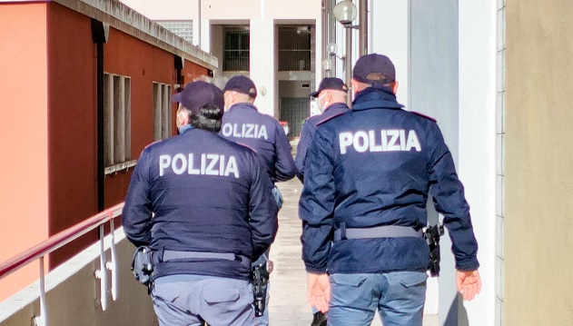 Dopo lite con il compagno chiede aiuto in “codice” ad una conoscente, interviene Polizia