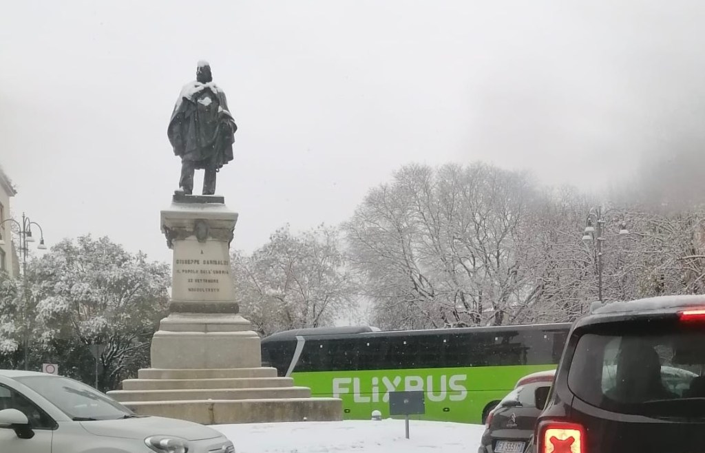 Neve e ghiaccio, dopo il caos di lunedì, chiuse tutte le scuole martedì