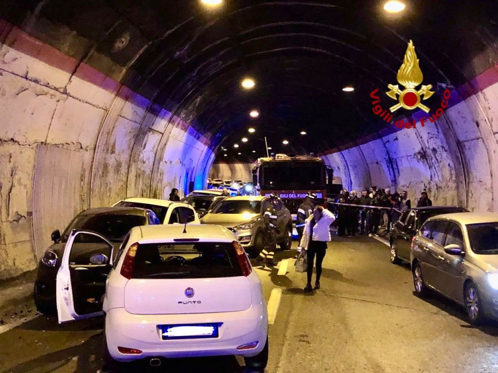 Maxi tamponamento sotto la galleria, traffico in tilt sul raccordo | Aggiornamenti