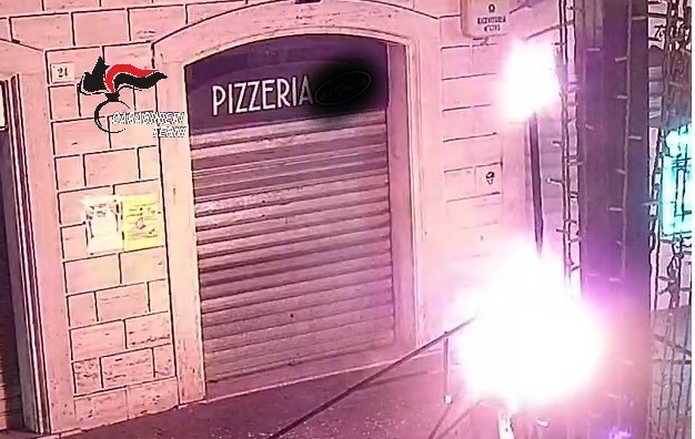 Appiccano incendi in centro mentre passeggiano col bimbo, denunciati