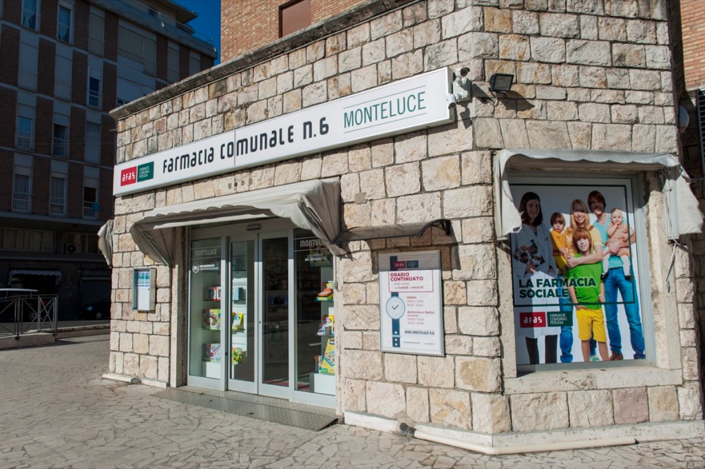 Infarto mentre è a Perugia per la laurea della figlia, salvato da  farmacista e passanti