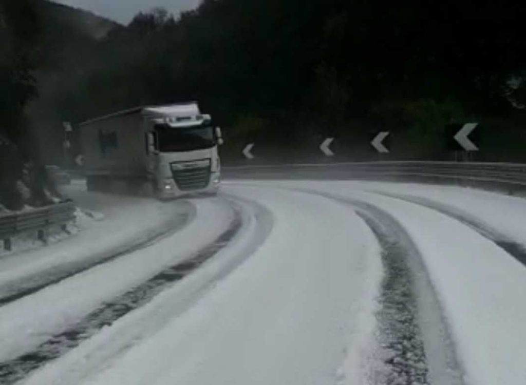 Eccezionale grandinata tra Terni e Spoleto, interviene lo spazzaneve | VIDEO