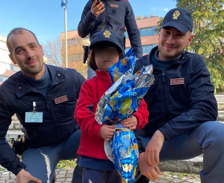 Scuola di polizia, uova di cioccolato per i bambini stranieri