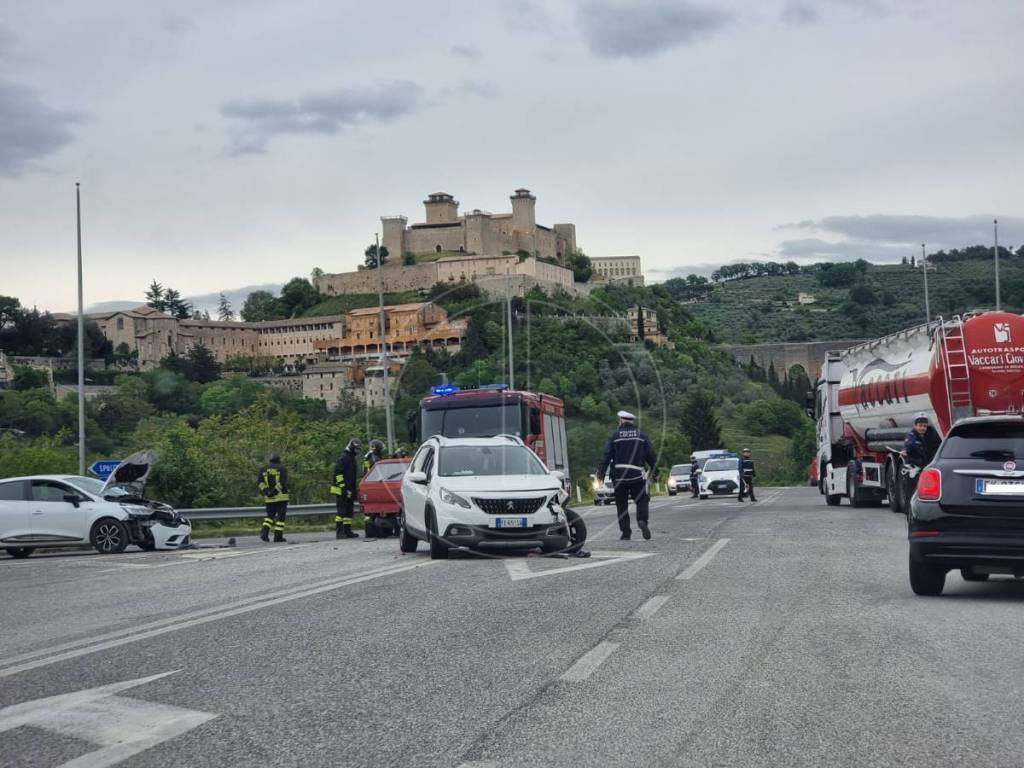 Violento scontro tra 3 auto allo svincolo sud di Spoleto | Foto