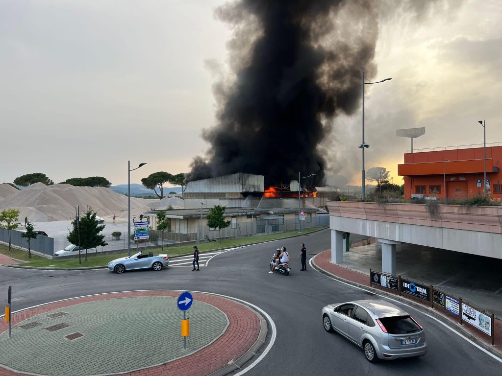 Incendio di Ellera, l’ordinanza dopo i rilievi di Arpa e Asl