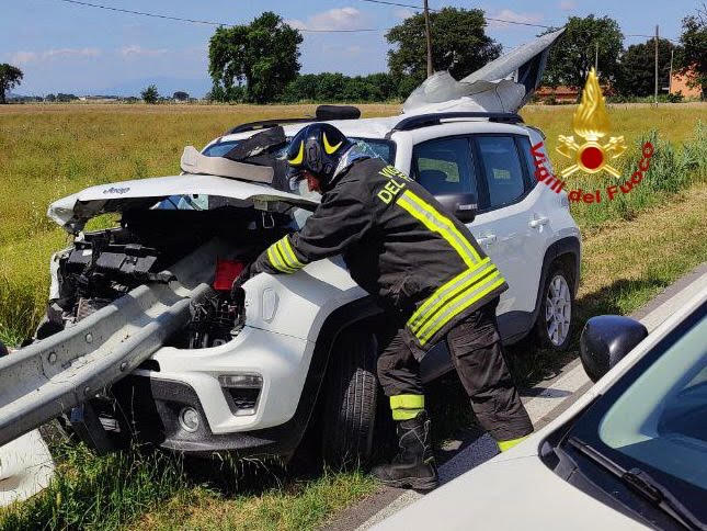 Spaventoso incidente, il guardrail attraversa l’auto IMMAGINI