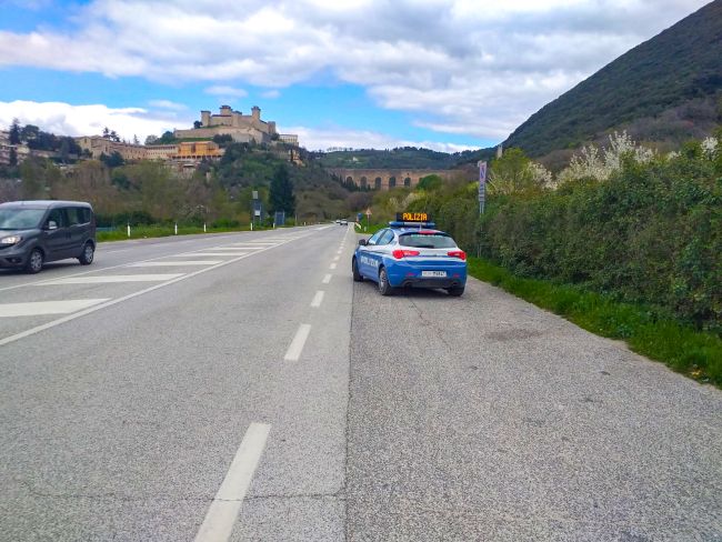 Spoleto, Polizia soccorre conducente autocarro lungo la SS3