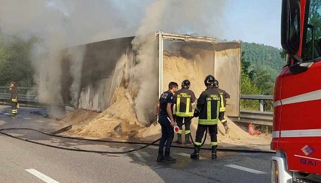 Rimorchio di un camion in fiamme lungo la Perugia-Ancona, strada chiusa