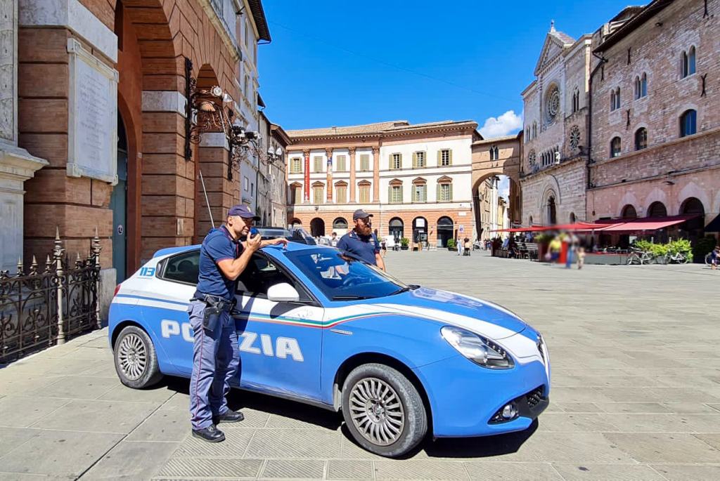 Evade dai domiciliari e minaccia gli agenti che lo scoprono, 35enne portato in carcere
