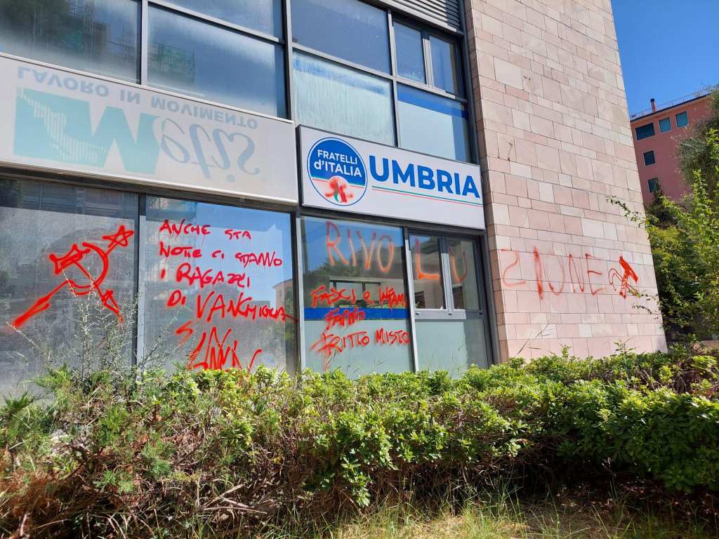 Vandalizzata la sede di Fratelli d'Italia Umbria: scritte con vernice spray sui muri | Foto