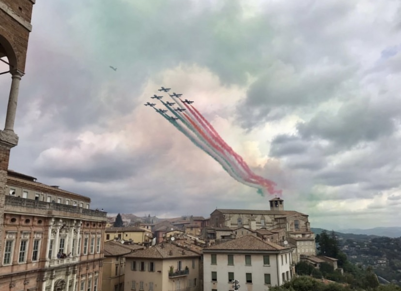 Alcune delle foto di Ezio Cairoli delle Frecce Tricolori su Perugia
