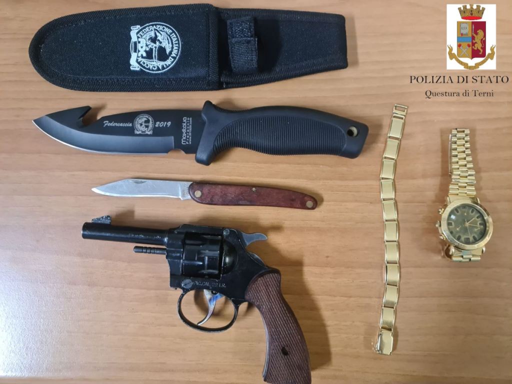 Chiama la polizia: “Quell’ispettore mi infama” e intanto ruba gioielli e pistola, 40enne arrestata dopo aver creato scompiglio