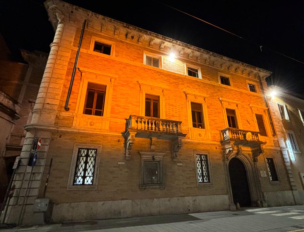 Violenza sulle donne, la Caserma dei Carabinieri si tinge di arancione