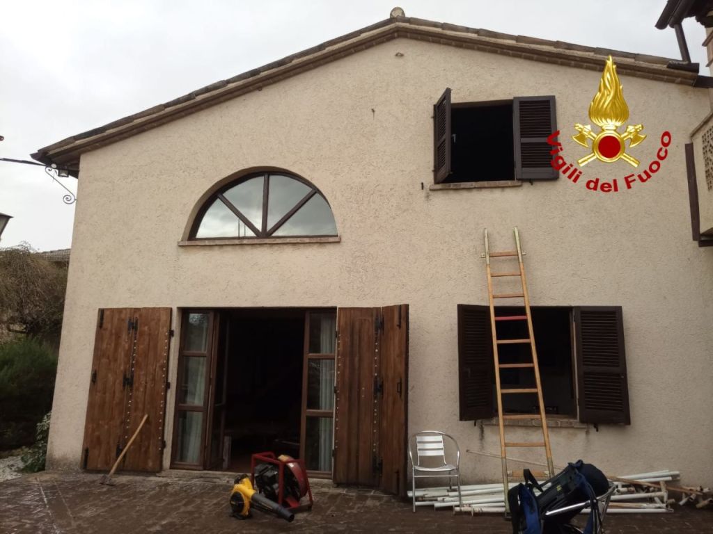 Prende fuoco termocoperta, paura in un agriturismo