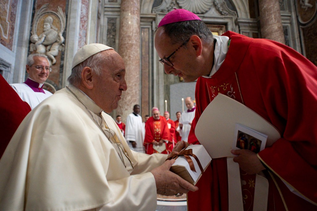 Papa Francesco e l'arcivescovo Maffeis